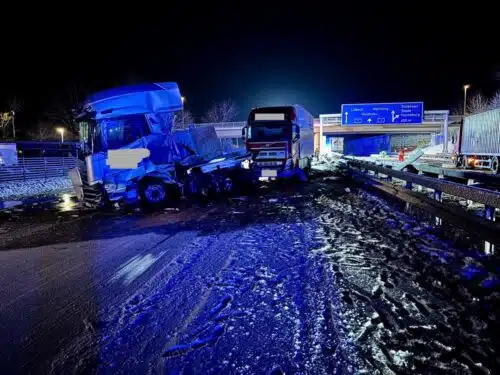 an der groß abgesicherten Unfallstelle: Der verunfallte Fischlaster von vorne. Foto: Feuerwehren der Samtgemeinde Sittensen.