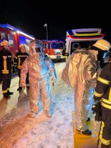 Um die Sauerstoffbehälter des verunfallten Lkw zu kontrollieren, bedarf es Hitzeschutzanzüge. Foto: Feuerwehren der Samtgemeinde Sittensen