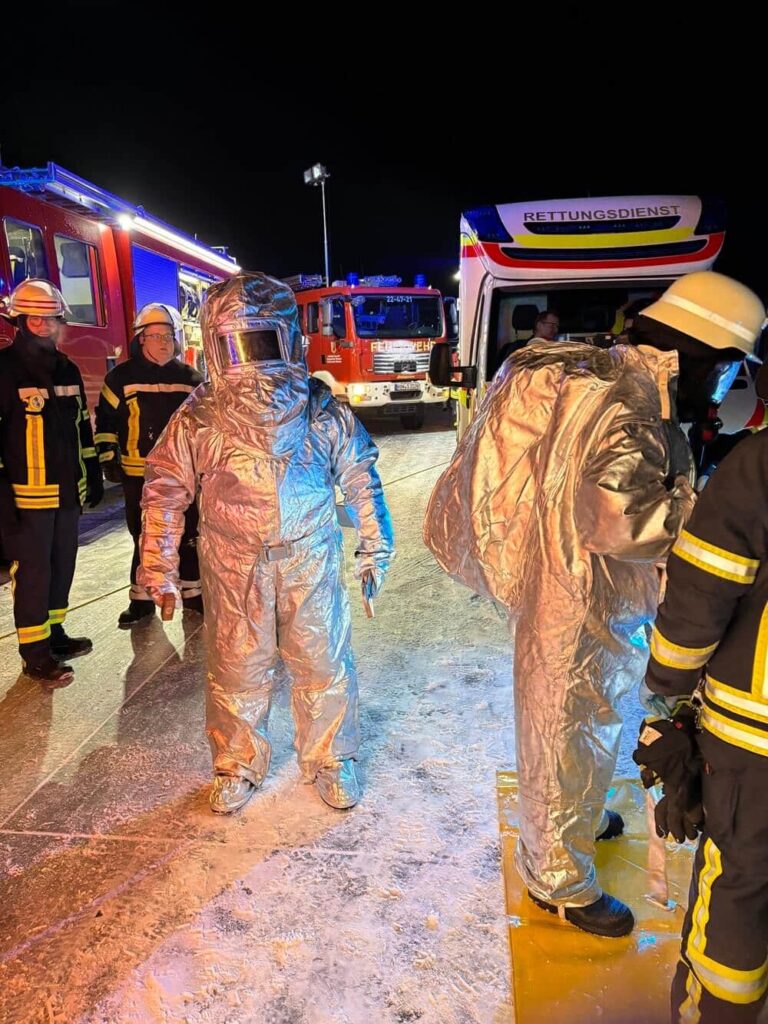Um die Sauerstoffbehälter des verunfallten Lkw zu kontrollieren, bedarf es Hitzeschutzanzüge. Foto: Feuerwehren der Samtgemeinde Sittensen