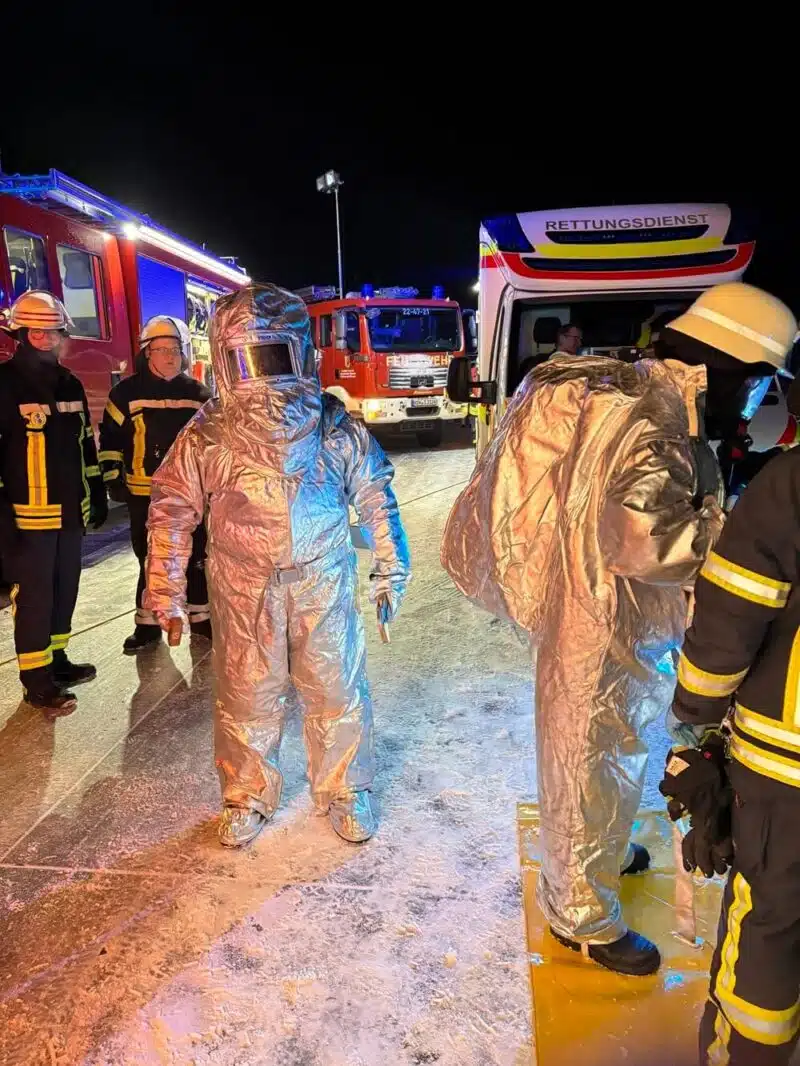 Um die Sauerstoffbehälter des verunfallten Lkw zu kontrollieren, bedarf es Hitzeschutzanzüge. Foto: Feuerwehren der Samtgemeinde Sittensen