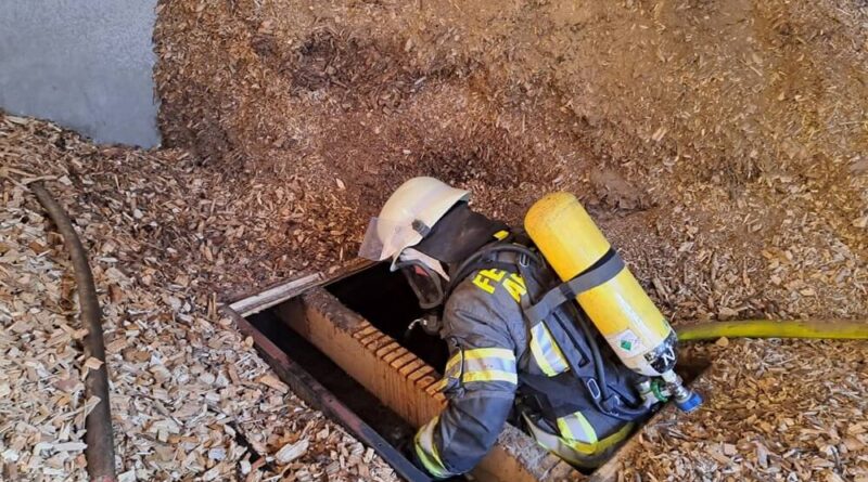 An der Revisionsklappe fanden Nachlöscharbeiten statt. Foto: Feuerwehr der Stadt Arnsberg.