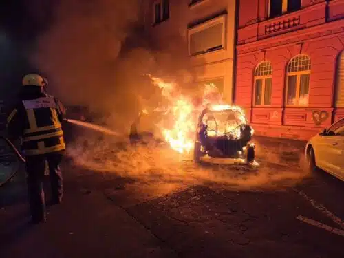 Die Feuerwehr Bochum (NRW) löscht einen von zahlreichen brennenden Pkw. Foto: Feuerwehr Bochum