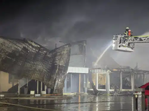 In Rendsburg kam es zu einem Großbrand. Über 200 Einsatzkräfte konnten ein Ausbreiten des Feuers nicht verhindern. Die Löscharbeiten dauerten bis in die Mittagsstunden: Foto: Feuerwehr Rendsburg-Eckernförde