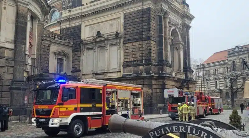 Einsatz mitten in der Dresdner Altstadt: Mehrere Einsatzwagen stehen vor dem Gebäude bereit. Foto: Feuerwehr Dresden.