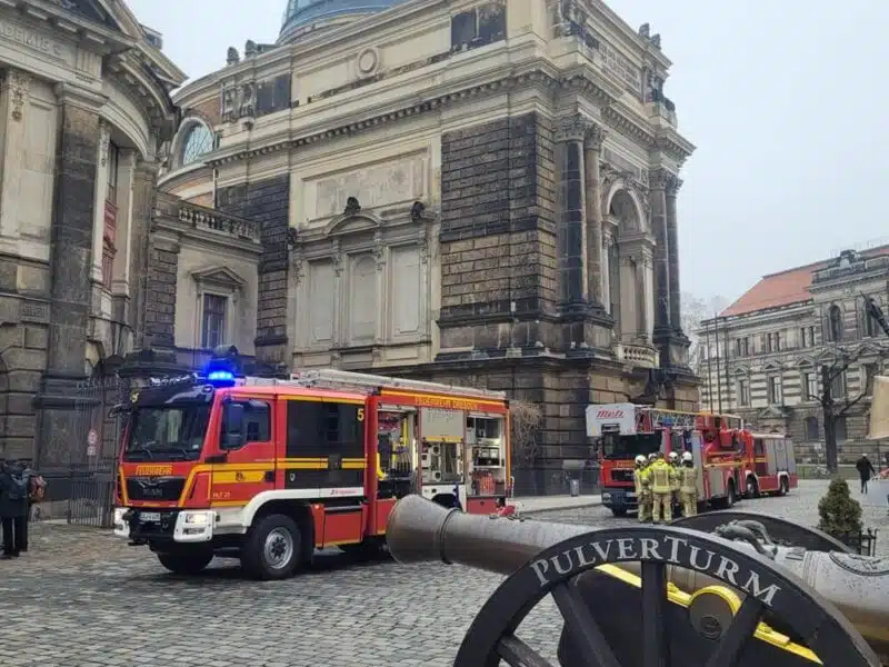 Einsatz mitten in der Dresdner Altstadt: Mehrere Einsatzwagen stehen vor dem Gebäude bereit. Foto: Feuerwehr Dresden.