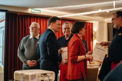 Die Dezernentin für Ordnung, Sicherheit und Brandschutz, Annette Rinn übergab gemeinsam mit dem kommissarischen Amtsleiter der Feuerwehr Frankfurt, Markus Röck, die Dankesurkunden und Pokale. Foto: Michael Rauch.