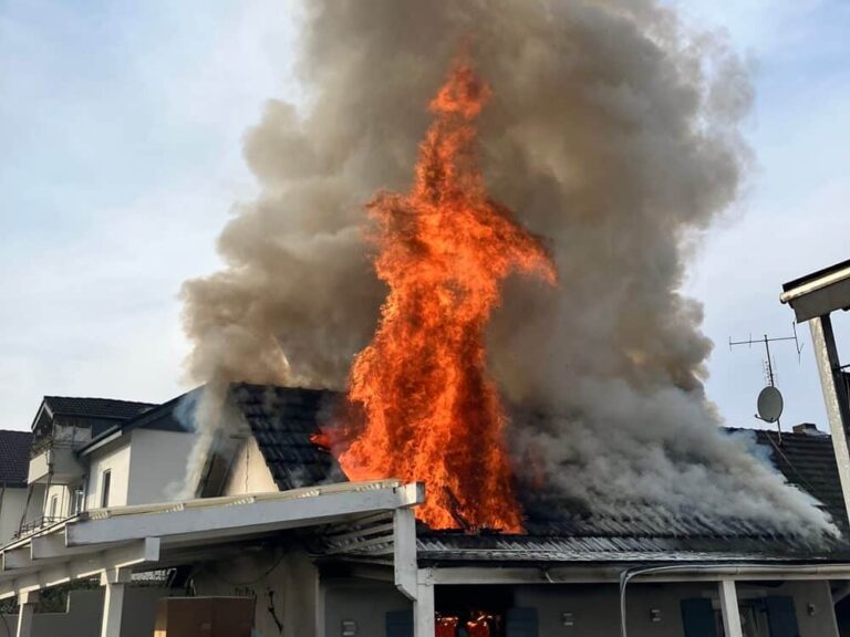 Die Rauchsäulen waren bereits aus der Ferne sichtbar: Das Feuer hatte den Anbau samt Dach komplett erfasst. Foto: Feuerwehr Bergisch Gladbach.