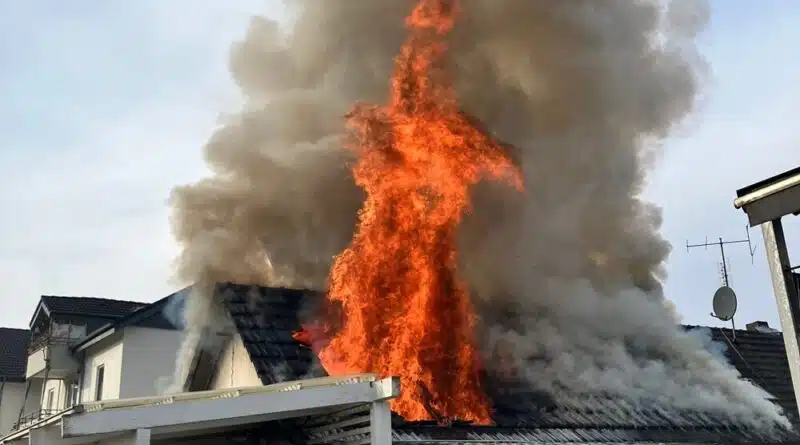 Die Rauchsäulen waren bereits aus der Ferne sichtbar: Das Feuer hatte den Anbau samt Dach komplett erfasst. Foto: Feuerwehr Bergisch Gladbach.