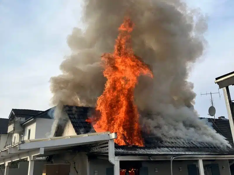 Die Rauchsäulen waren bereits aus der Ferne sichtbar: Das Feuer hatte den Anbau samt Dach komplett erfasst. Foto: Feuerwehr Bergisch Gladbach.