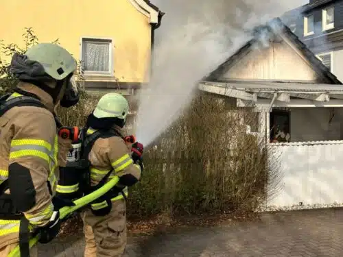 Der Löschangriff zielt auf das Dach des Anbaus. Foto: Feuerwehr Bergisch Gladbach.