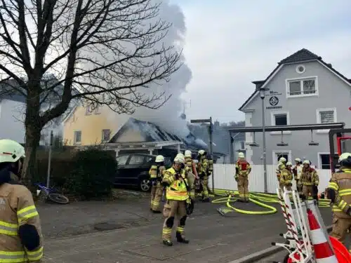 Dichter Rauch prägte das Stadtbild von Hebborn. Blick auf das zerstörte Dach des Anbaus. Foto: Feuerwehr Bergisch Gladbach.