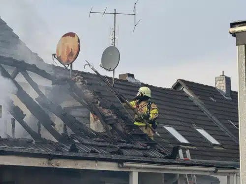 Ein Truppmitglied rückt auf dem zerstörten Dach vor. Foto: Feuerwehr Bergisch Gladbach.