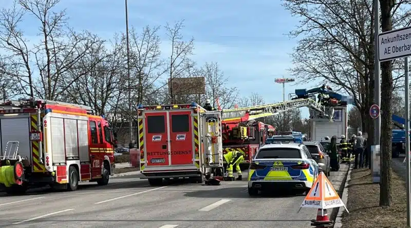 Mithilfe der Drehleiter erreichten die Einsatzkräfte die Verunfallten in der Höhe. Foto: Feuerwehr München