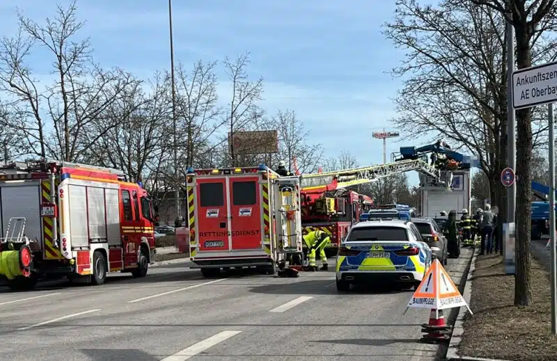 Mithilfe der Drehleiter erreichten die Einsatzkräfte die Verunfallten in der Höhe. Foto: Feuerwehr München