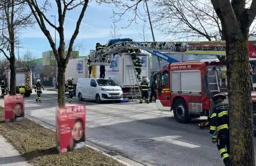 Der Transporter der Handwerker war hilfreich im Einsatz. So nutzten auch die Einsatzkräfte den Van, um die Verletzten zu erreichen. Foto: Feuerwehr München