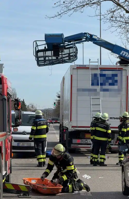 Übriggebliebenes: die demolierte Hubarbeitsbühne am Unfall-Lkw zeigt das Ausmaß der Kollision. Foto: Feuerwehr München