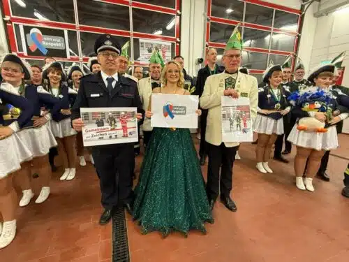 Tulpenprinzessin Tina ll. zeigt das Abzeichen feierlich als Zeichen gegen Gewalt an Einsatzkräften. Foto: FF Bedburg-Hau