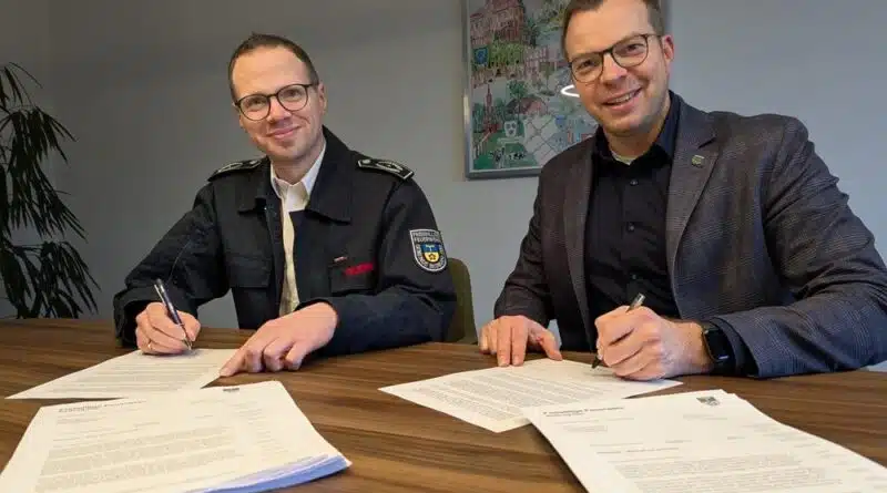 Die Mitgliederwerbung wird von Bürgermeister Stephan Reinders (rechts) und Gemeindebrandinspektor Tobias Lamers (links) tatkräftig unterstützt. Foto: FF Bedburg-Hau