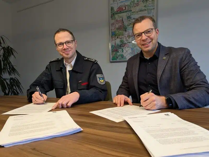 Die Mitgliederwerbung wird von Bürgermeister Stephan Reinders (rechts) und Gemeindebrandinspektor Tobias Lamers (links) tatkräftig unterstützt. Foto: FF Bedburg-Hau