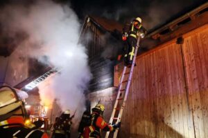 Dichter Rauch erschwerte die Sicht im Einsatz. Die Löschangriffe fanden von mehreren Seiten statt. Foto: Ralf Hettler