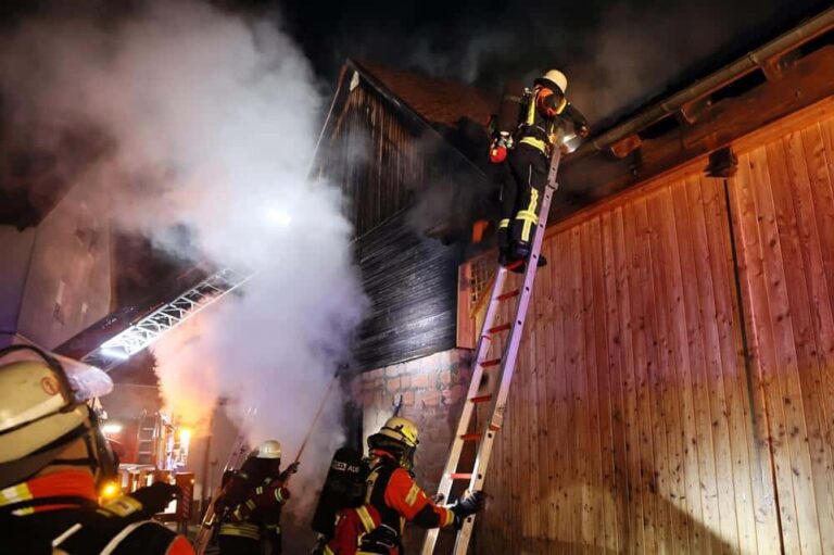 Dichter Rauch erschwerte die Sicht im Einsatz. Die Löschangriffe fanden von mehreren Seiten statt. Foto: Ralf Hettler
