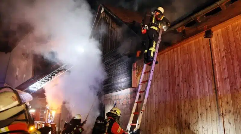 Dichter Rauch erschwerte die Sicht im Einsatz. Die Löschangriffe fanden von mehreren Seiten statt. Foto: Ralf Hettler