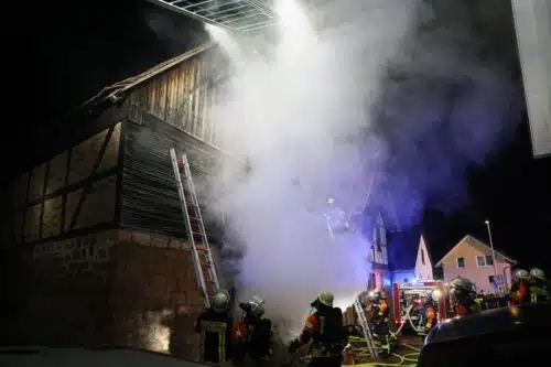 Zahlreiche Einsatzkräfte bekämpften den Brand des alten Gebäudes. Ein Atemschutztrupp rückt zum Brandherd vor. Foto: Ralf Hettler