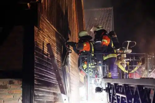 Kein leichter Einsatz bei Minustemperaturen: Auf der Drehleiter rückten die Einsatzkräfte zur Brandquelle vor. Foto: Ralf Hettler