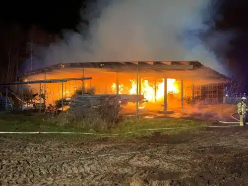 Das Ausmaß des Brandes: die 400m² große Scheune stand in Flammen. Foto: Polizeiinspektion Stade