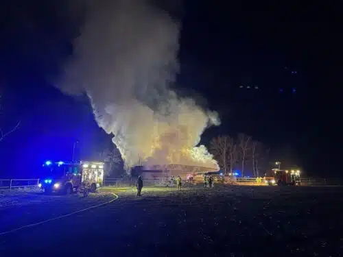 Aufnahme aus der Ferne von der ausgeleuchteten Brandstelle während eines Löschangriffs. Foto: Polizeiinspektion Stade