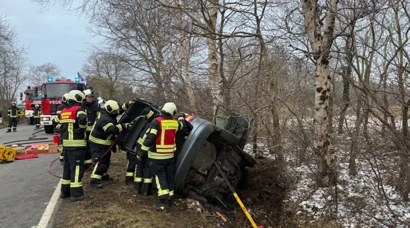 Die Einsatzkräfte am gesicherten Unfallfahrzeug: Beginn der technischen Rettung. Foto: Sönke Geiken