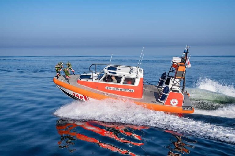 Das neue Seenotrettungsboot Klaus-Georg Butenschön kurz nach der Taufe bei der ersten Fahrt unter seinem endgültigen Namen. Foto: Die Seenotretter - DGzRS
