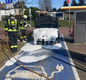 Bei dem E-Fahrzeug wurden erst brennende Kunststoffteile im Motorraum mit Wasser und Schaum gelöscht. Foto: Feuerwehr Mettmann