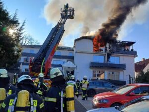 Über den Vordereingang sowie mithilfe der Drehleiter näherten sich die Trupps dem Brand. Foto: FF Horn-Bad Meinberg