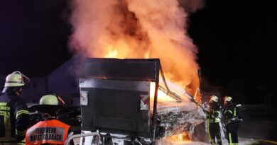 Der 7,5t Lkw brannte licherloh, als die Einsatzkräfte eintrafen. Foto: Ralf Hettler