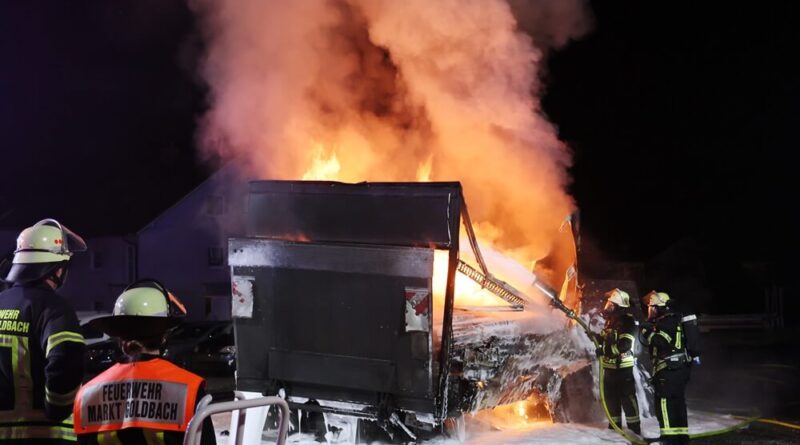 Der 7,5t Lkw brannte licherloh, als die Einsatzkräfte eintrafen. Foto: Ralf Hettler