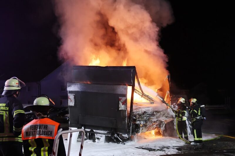 Der 7,5t Lkw brannte licherloh, als die Einsatzkräfte eintrafen. Foto: Ralf Hettler