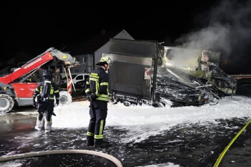 Der großflächige Schaumteppich zeigt wie intensiv die Löscharbeiten waren. Foto: Ralf Hettler