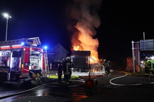 Der Lkw stand zwar innerorts, weitere Gebäude oder Personen waren jedoch nicht gefährdet. Foto: Ralf Hettler