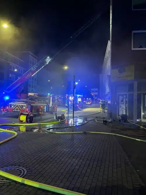 Der Drehleitereinsatz von der anderen Seite des Hauses. Die Georgstraße war zwischenzeitlich gesperrt. Foto: Feuerwehr Bremerhaven