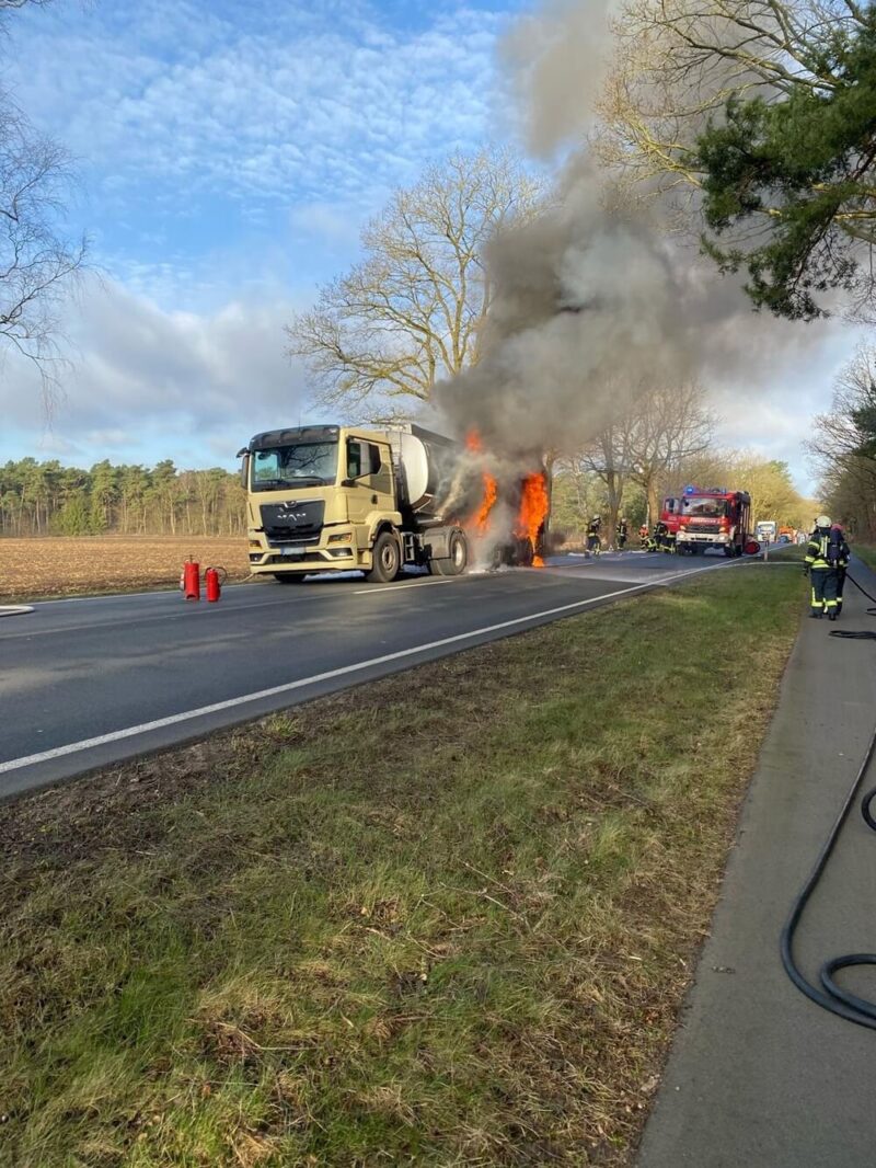 Zu Beginn des Löschangriffs bereiteten sich die Trupps auf den Angriff vor: Foto: Samtgemeindefeuerwehr Zeven