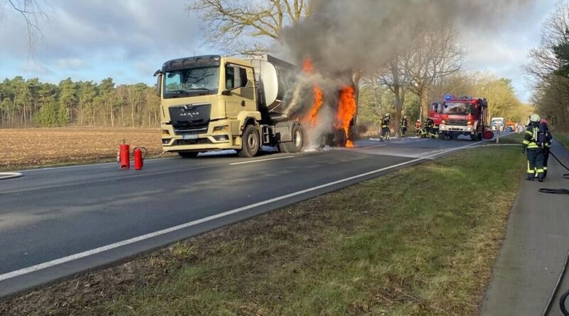 Zu Beginn des Löschangriffs bereiteten sich die Trupps auf den Angriff vor: Foto: Samtgemeindefeuerwehr Zeven