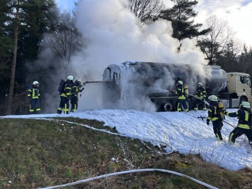 Zum Löschen brauchte es unzählige Liter Löschmittel. Man sieht, dass das Fahrerhaus intakt blieb. Foto: Zu Beginn des Löschangriffs bereiteten sich die Trupps auf den Angriff vor: Foto: Samtgemeindefeuerwehr Zeven