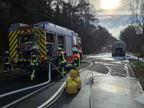 Feuer aus: Der Rückbau der Einsatzstelle ist in vollem Gange, vorne stehen noch Kanister mit Schaummittel. Foto: Zum Löschen brauchte es unzählige Liter Löschmittel. Man sieht, dass das Fahrerhaus intakt blieb. Foto: Zu Beginn des Löschangriffs bereiteten sich die Trupps auf den Angriff vor: Foto: Samtgemeindefeuerwehr Zeven