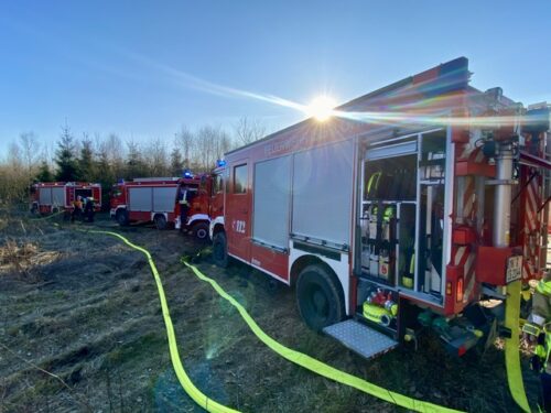 Zahlreiche Fahrzeuge und Einsatzkräfte waren für den Waldbrand gefordert. Hilfe aus der Luft kam über die Drohneneinheit. Foto: Feuerwehr Iserlohn