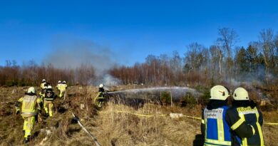 Auf der flachen Ebene konnten die Einsatszkräfte gezielt vorrücken und Brandnester bekämpfen. Foto: Feuerwehr Iserlohn