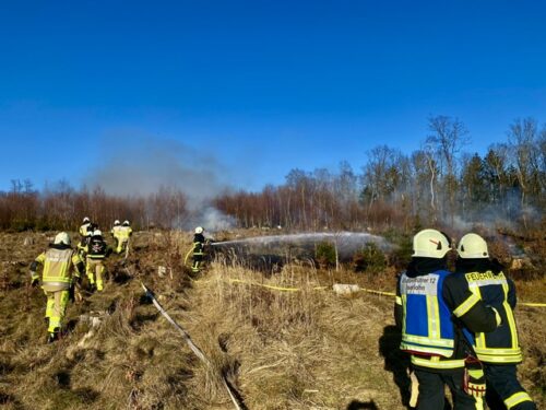 Auf der flachen Ebene konnten die Einsatszkräfte gezielt vorrücken und Brandnester bekämpfen. Foto: Feuerwehr Iserlohn