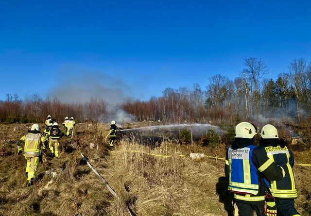 Auf der flachen Ebene konnten die Einsatszkräfte gezielt vorrücken und Brandnester bekämpfen. Foto: Feuerwehr Iserlohn