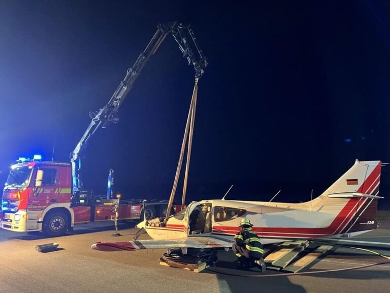 Kurz vor dem Abschluss der Bergungsarbeiten: Holz liegt zur Stabilisierung des Untergrunds aus. Foto: Feuerwehr Mainz