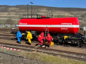 Das Abarbeiten der Einsatzlage im Chemikalienschutzanzug. Foto: Jörg Dindorf - Team Medien Landkreis Bad Kreuznach
